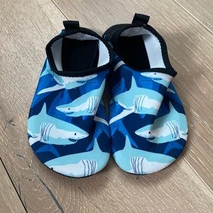 Youth water shoes size 32/33
